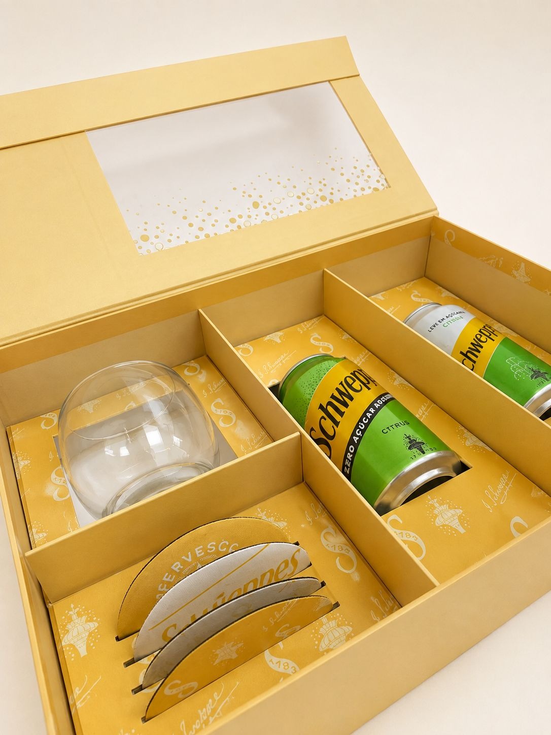 Press kit Schweppes com berço para acomodação dos itens