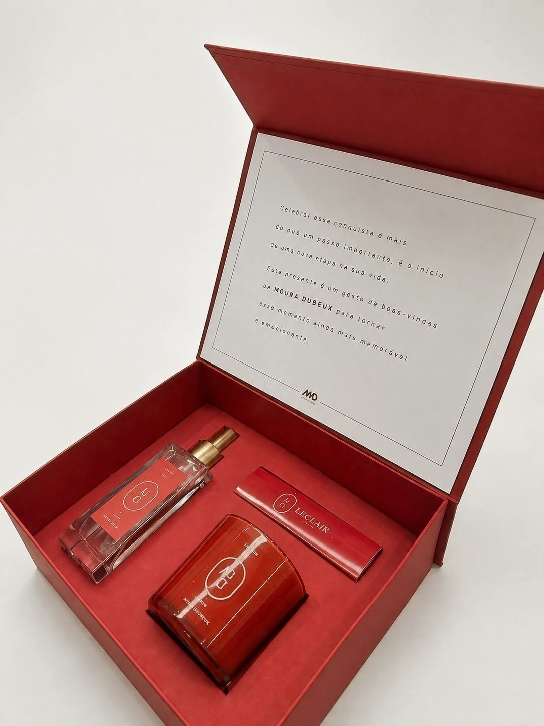 Caixa personalizada para kit corporativo Moura Dubeux