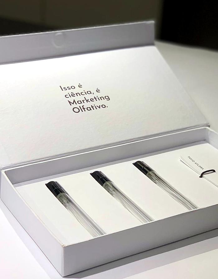 Kit personalizado aberto com frascos de perfume, desenvolvido pela Unibox